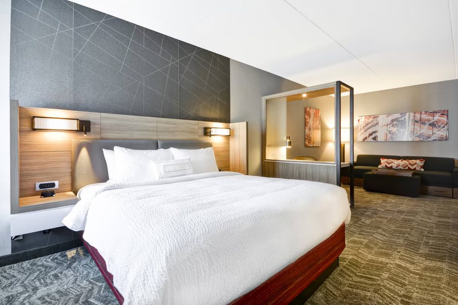 SPRINGHILL SUITES CINCINNATI BLUE ASH — Guest room