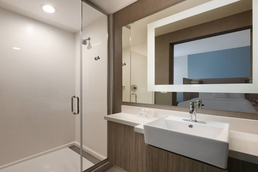 SpringHill Suites Dallas DFW Airport East Las Colinas Irving — Bathroom