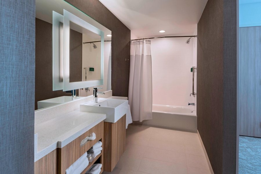 SpringHill Suites Denver Tech Center — Bathroom