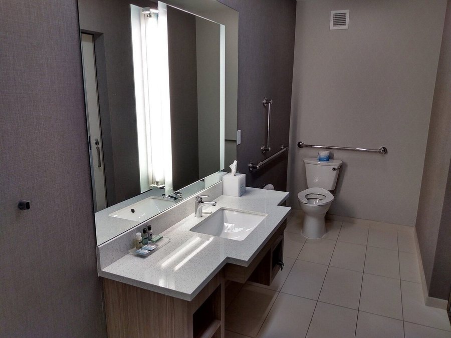 SpringHill Suites Durango — Bathroom