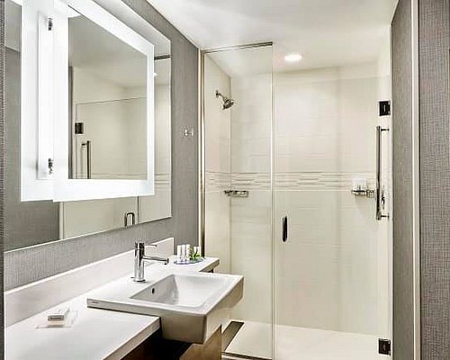 SpringHill Suites Kansas City Lenexa City Center — Bathroom