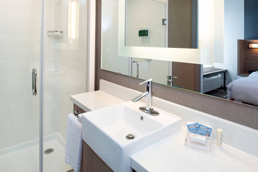 Springhill Suites Kansas City Northeast — Bathroom