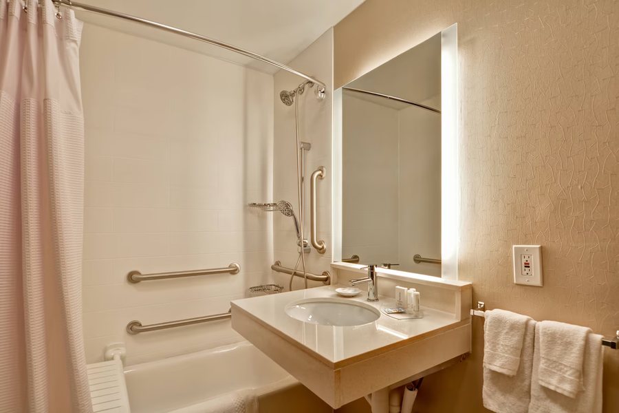 SpringHill Suites Lexington Near the University of Kentucky — Bathroom