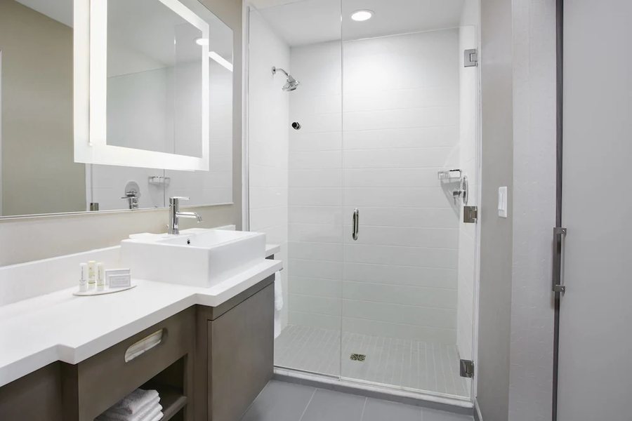 Springhill Suites Milwaukee West Wauwatosa — Bathroom