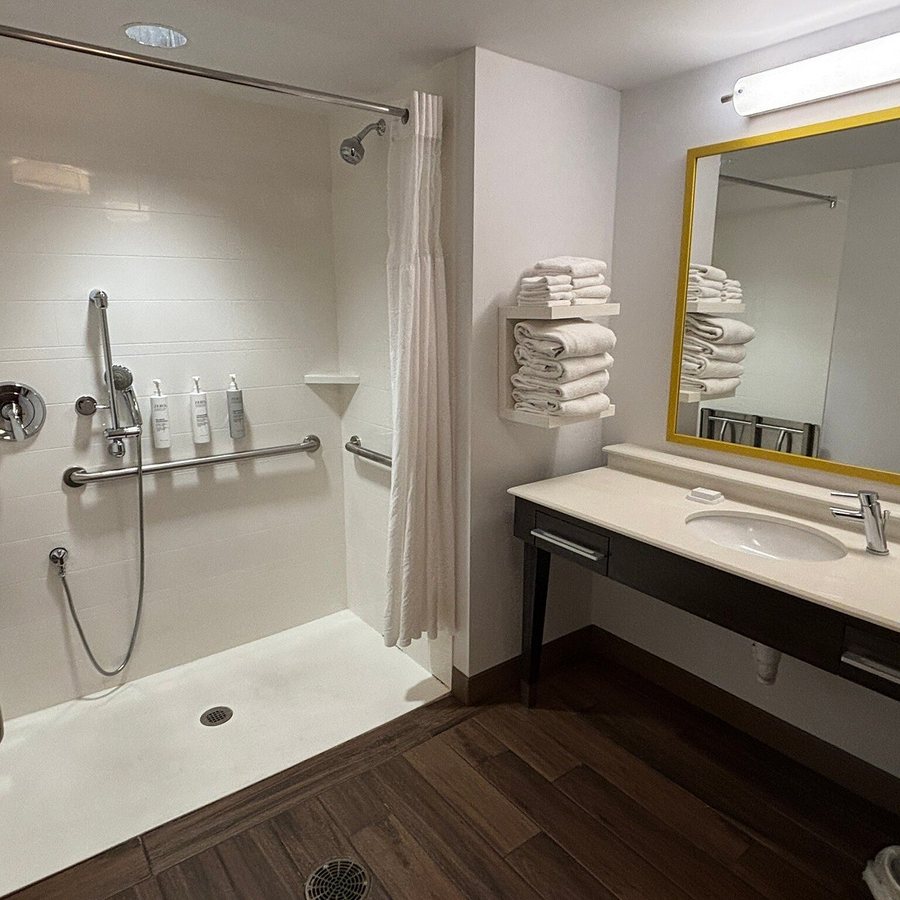 SpringHill Suites Morgantown — Bathroom