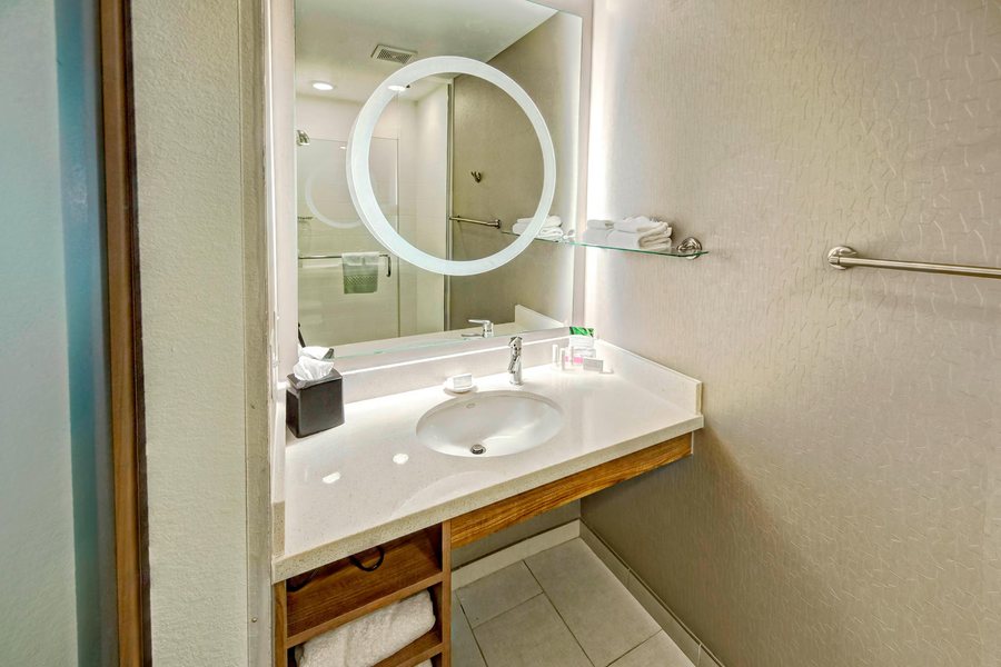 SpringHill Suites Oklahoma City Airport — Bathroom
