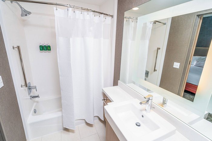 SpringHill Suites Ontario Airport Rancho Cucamonga — Bathroom