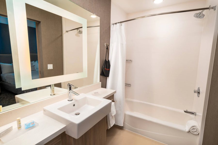 SpringHill Suites Reno — Bathroom