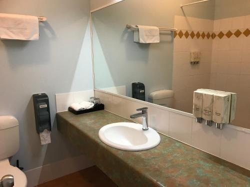 Springwood Cabins — Bathroom