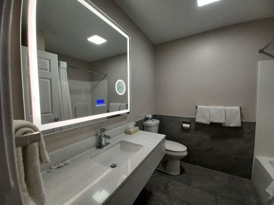 Spruce Lane Lodge Cottages — Bathroom