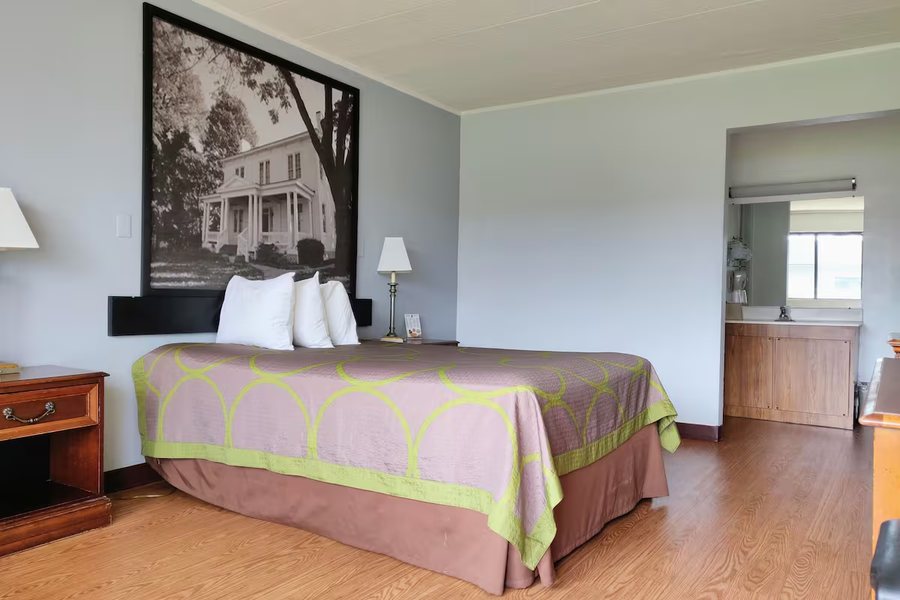 Sprucewood Inn — Guest room