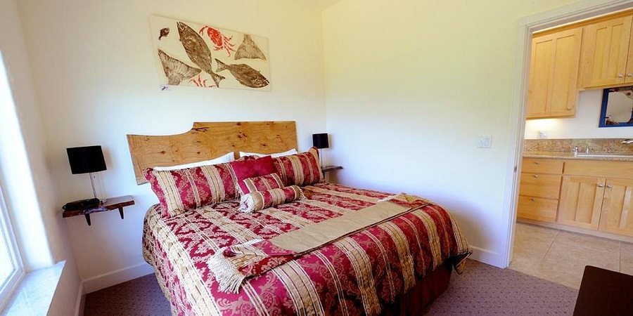 Spyglass Inn at Shelter Cove — Guest room