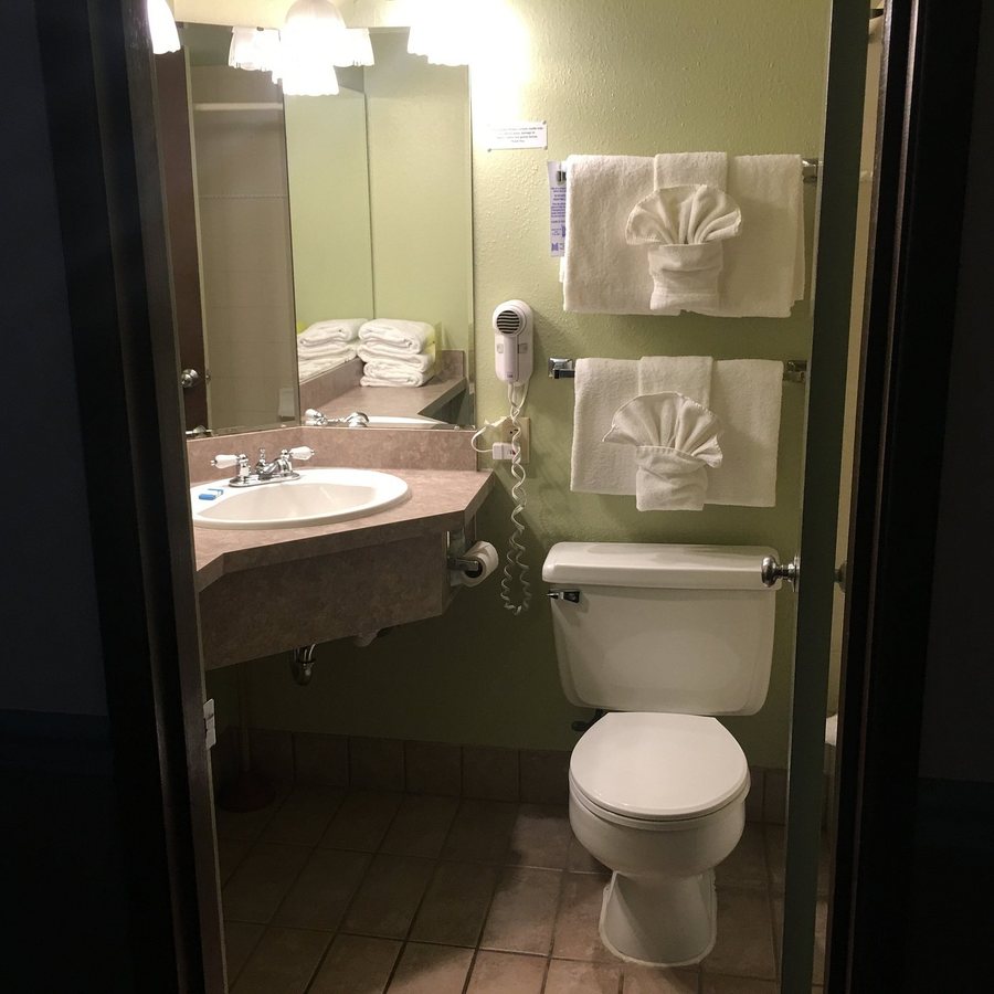 Squire Tarbox Inn — Bathroom