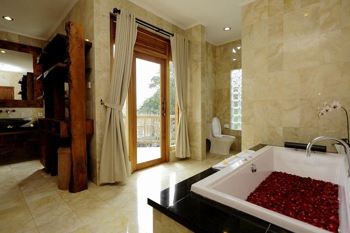 Sri Ratih Cottages — Bathroom