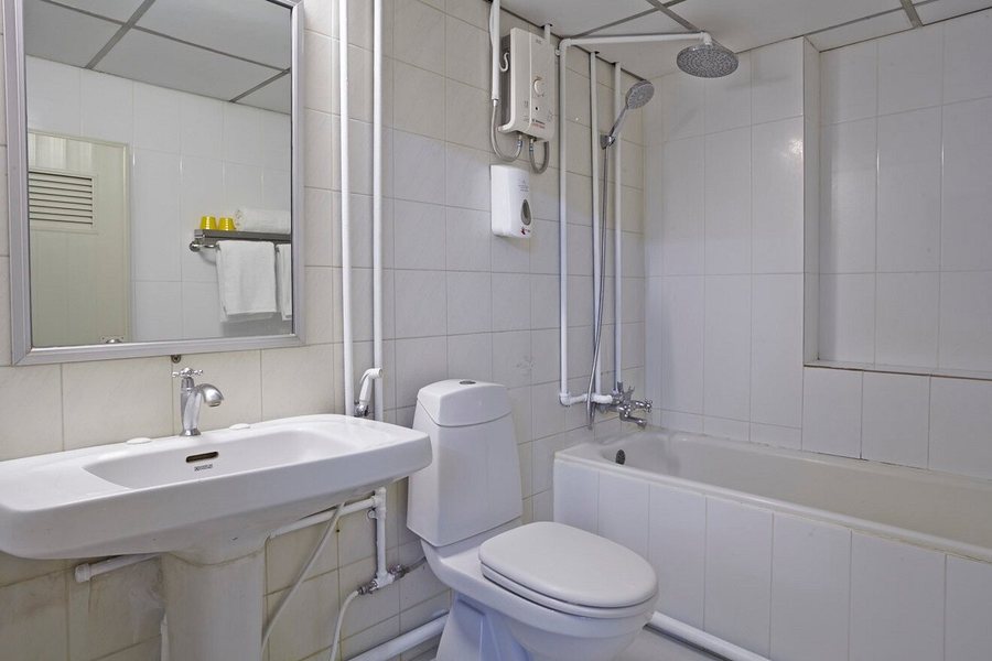 Srikrung Hotel — Bathroom