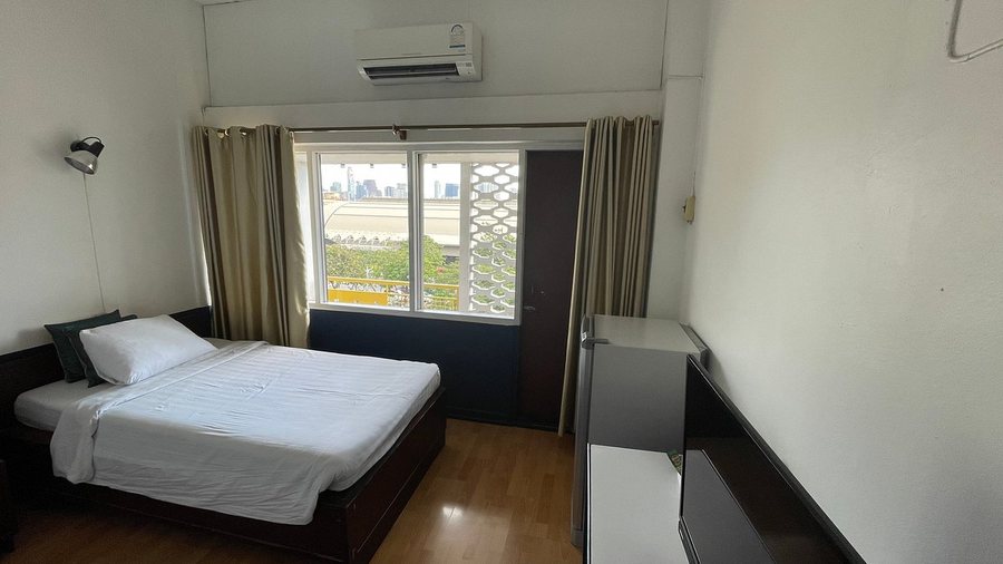 Srikrung Hotel — Guest room