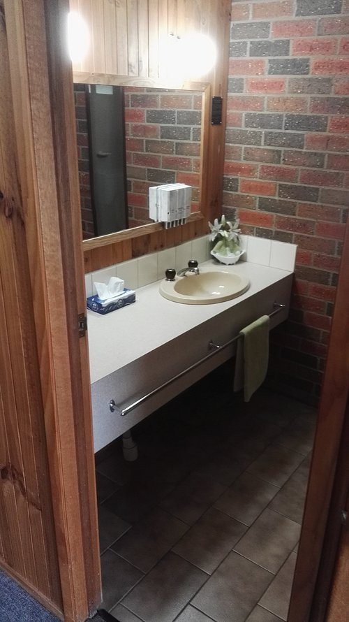 St Arnaud Caravan Park — Bathroom