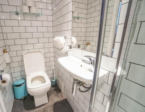 St Athans Hotel — Bathroom