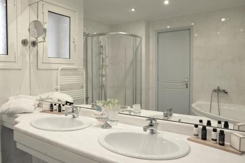 St Bjur Suites — Bathroom