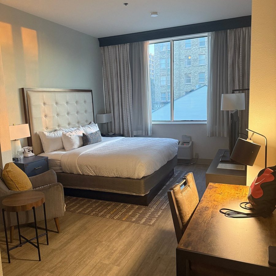 St Charles Coach House an Ascend Collection Hotel — Guest room