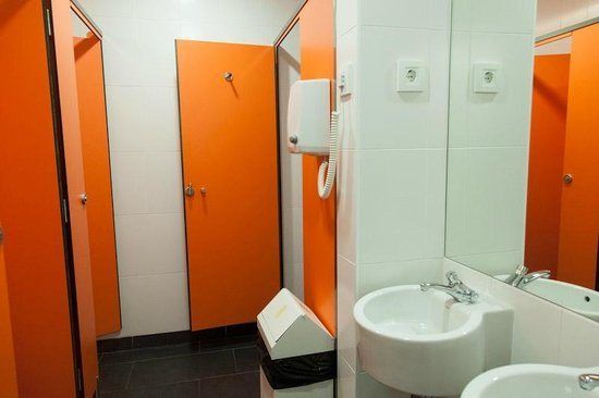 St Christopher s Inn Barcelona Barcelona Catalonia — Bathroom