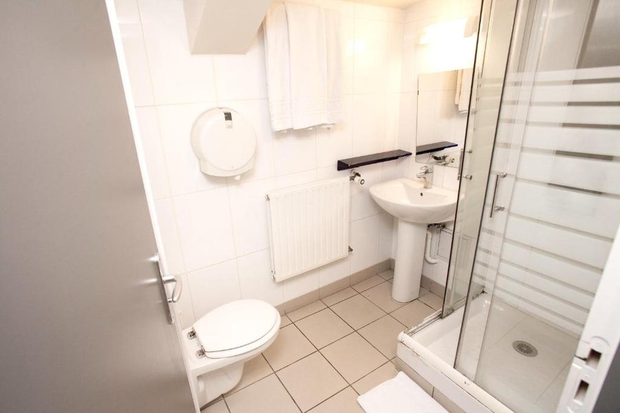 St Christopher s Inn Paris Canal — Bathroom