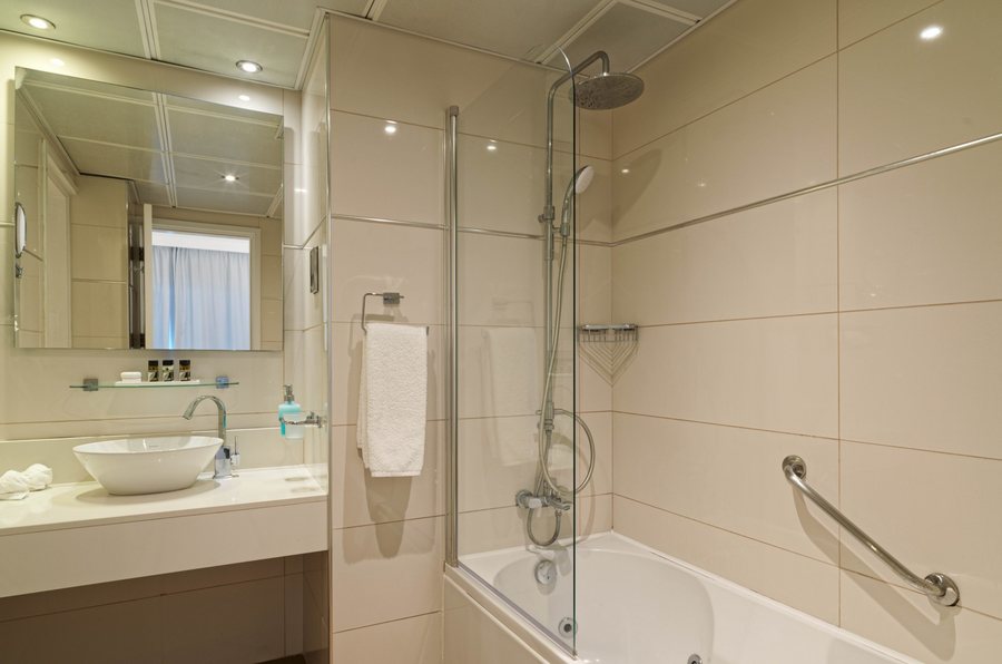 St George Beach Hotel Spa Resort — Bathroom