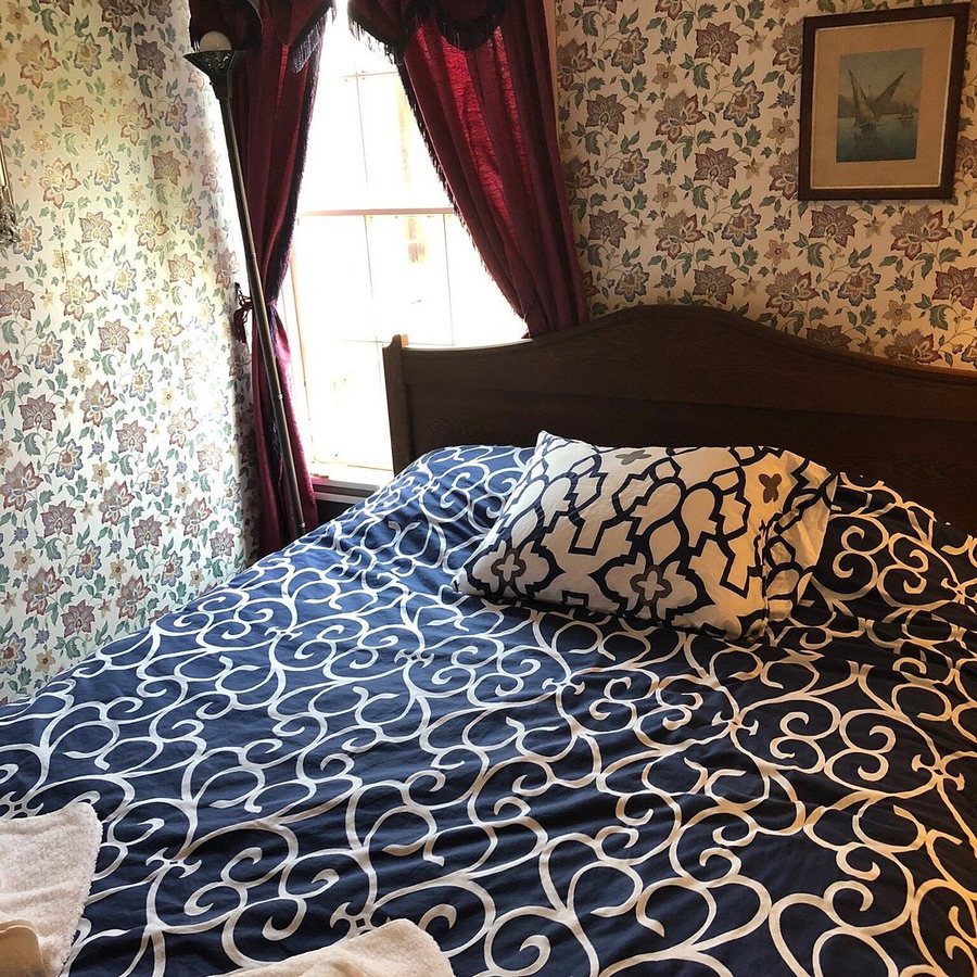 St George Hotel — Guest room