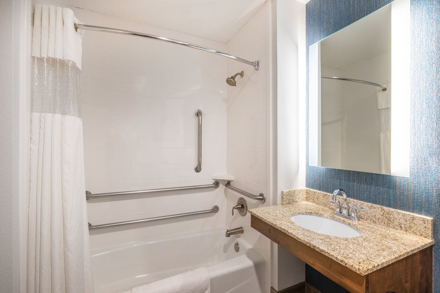 St George Inn Suites Los Angeles California — Bathroom