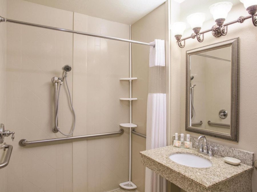 St George Inn Suites — Bathroom