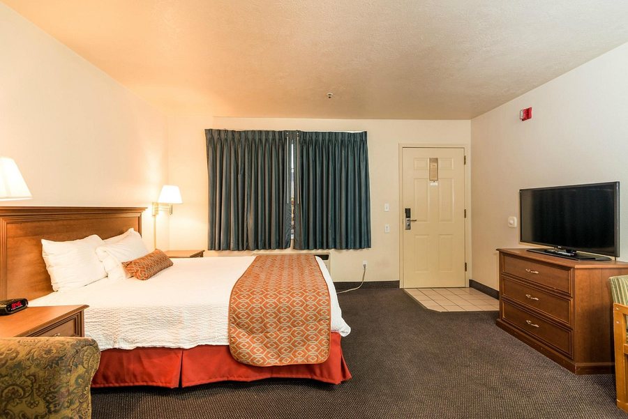 St George Inn Suites — Guest room