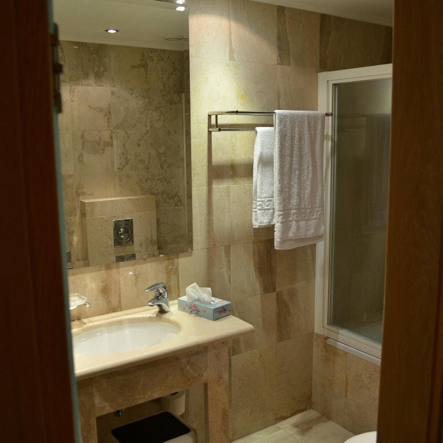 St George Lycabettus Hotel — Bathroom