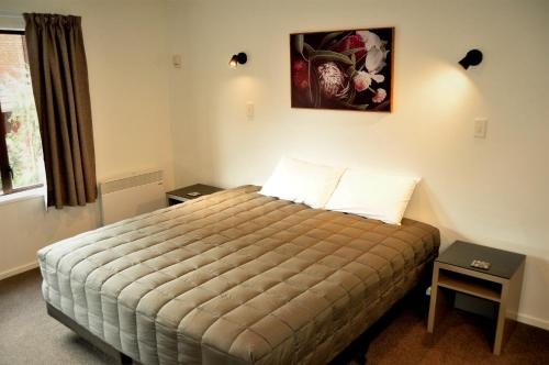 St James Apartments — Guest room