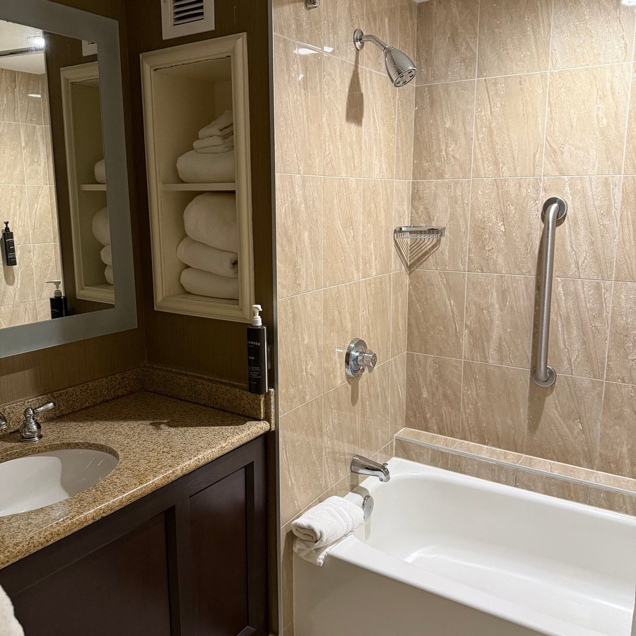 St Louis Union Station Hotel Curio Collection by Hilton — Bathroom