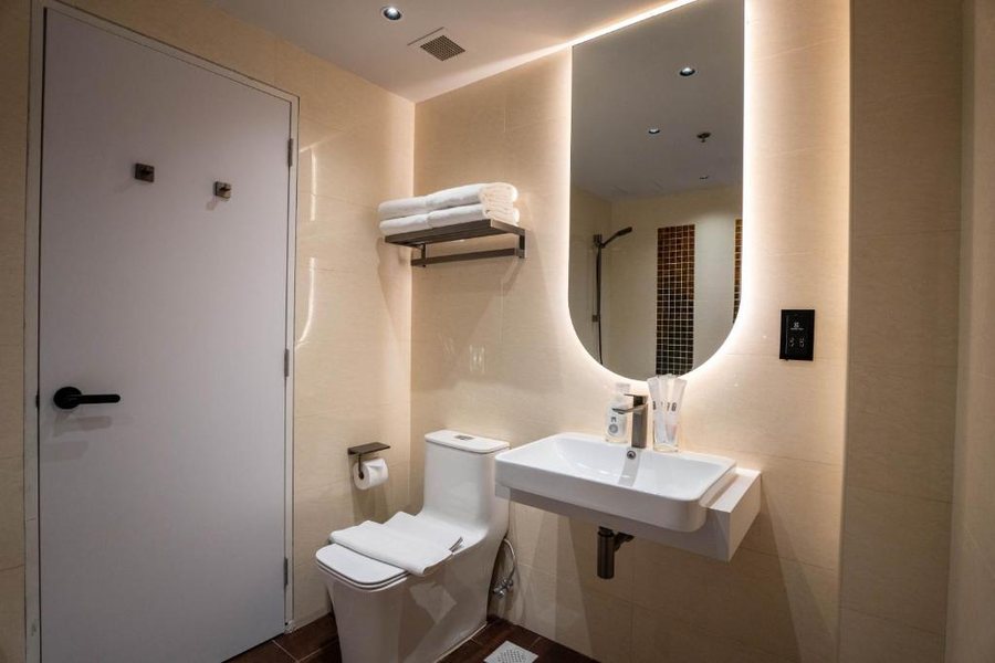 St Signature Bugis Middle — Bathroom