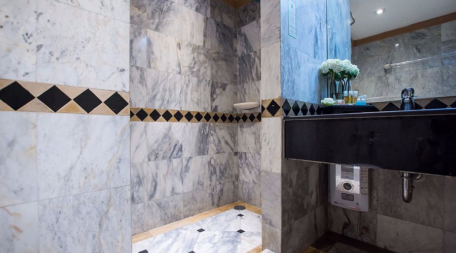 Stable Lodge — Bathroom