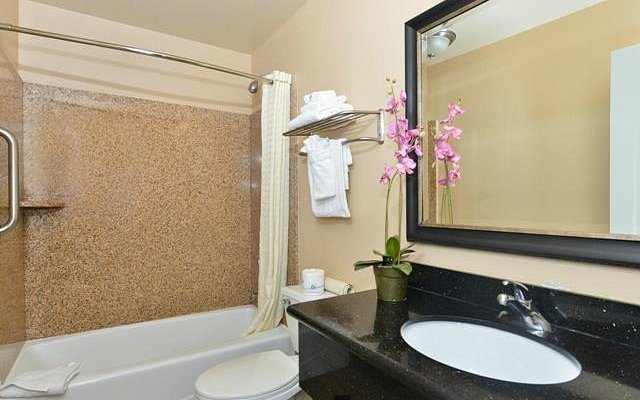 Stage Coach Lodge — Bathroom