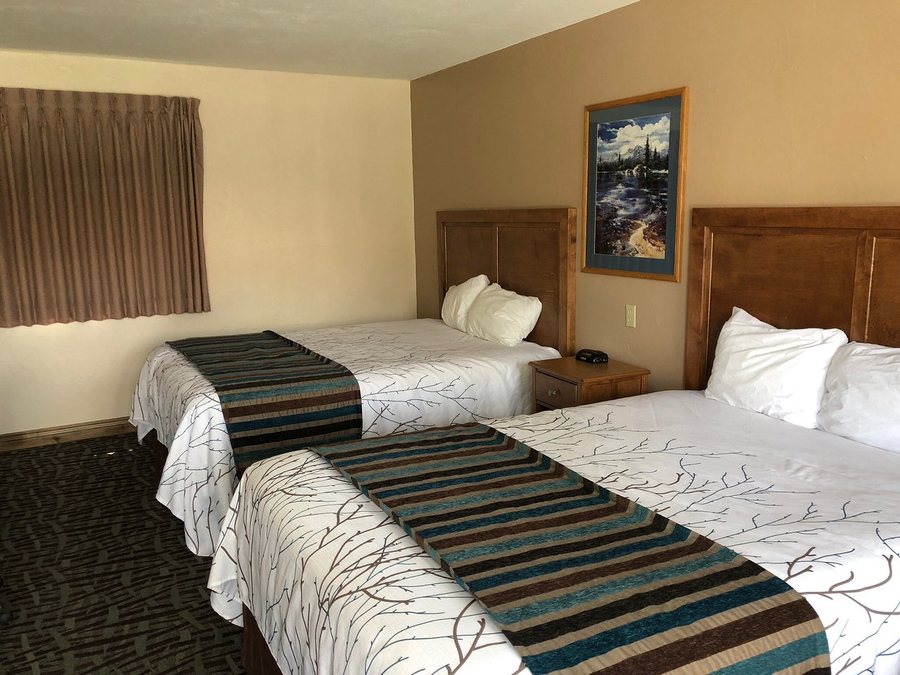 Stagecoach Inn Suites — Guest room