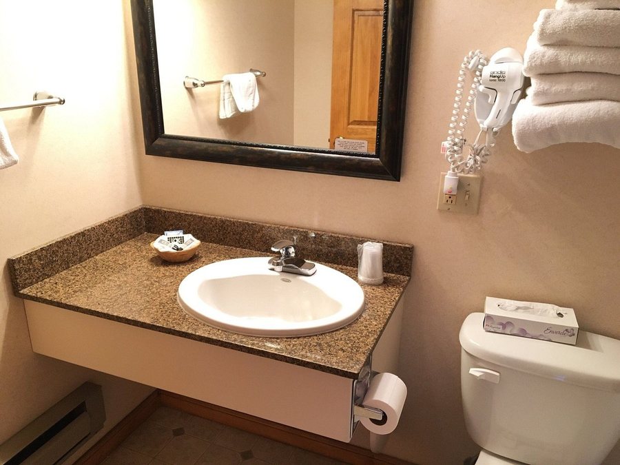 Stagecoach Suites — Bathroom