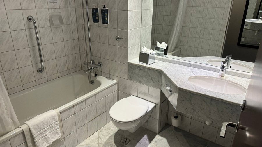 Stamford Bridge Hotel London — Bathroom