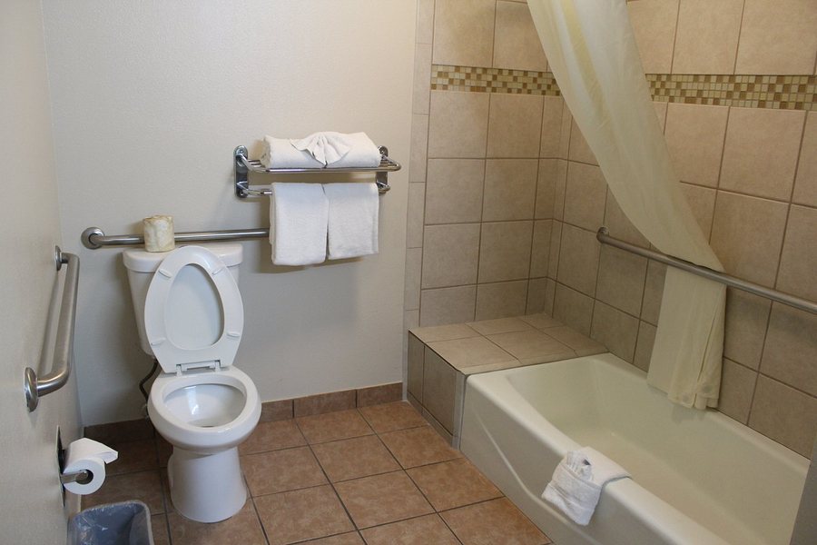 Stanford Inn Suites — Bathroom