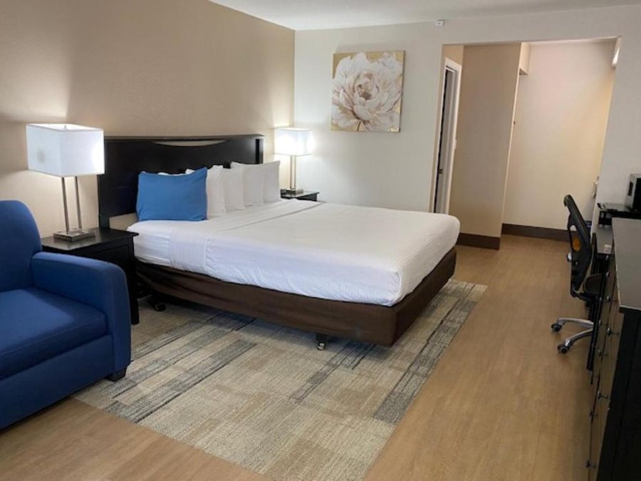 Stanford Inn Suites — Guest room