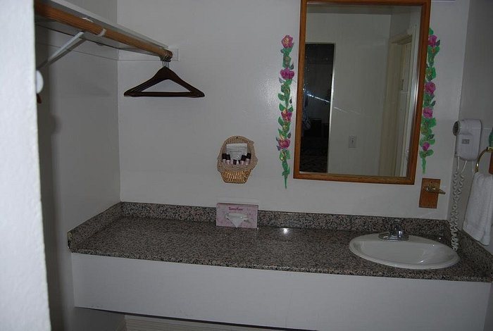 Stanford Motor Inn — Bathroom