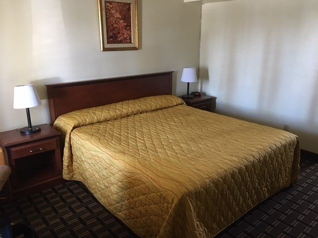 Stanlunds Inn and Suites — Guest room