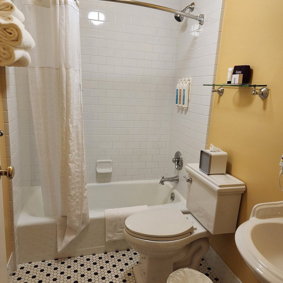 Stanyan Park Hotel — Bathroom