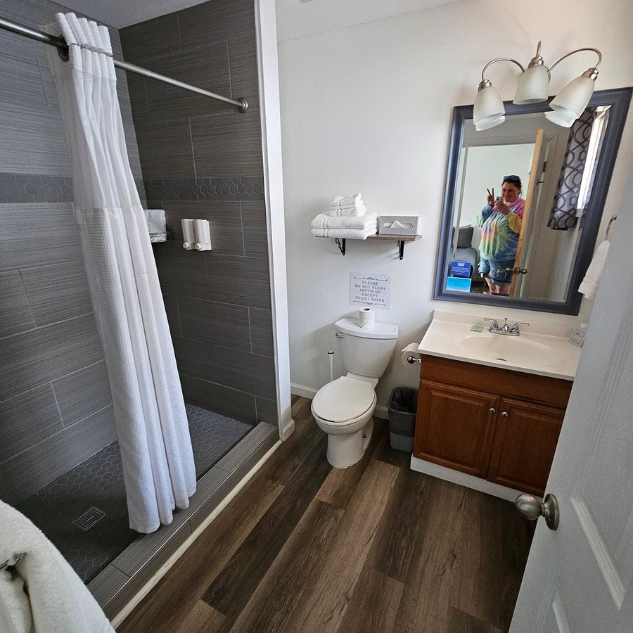 Star Gate Motel — Bathroom