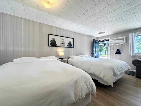 Star Gate Motel — Guest room