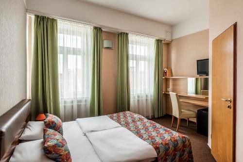 Star Inn Hotel — Guest room