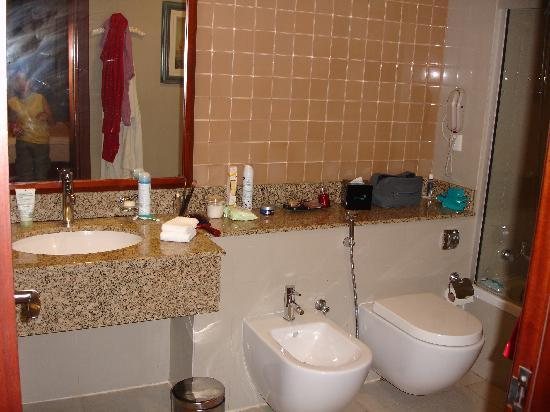 Star Metro Deira Hotel Apartments — Bathroom
