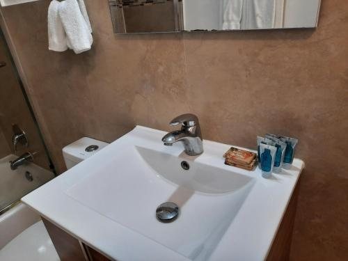 Stardust Apartments Miami Beach Florida — Bathroom